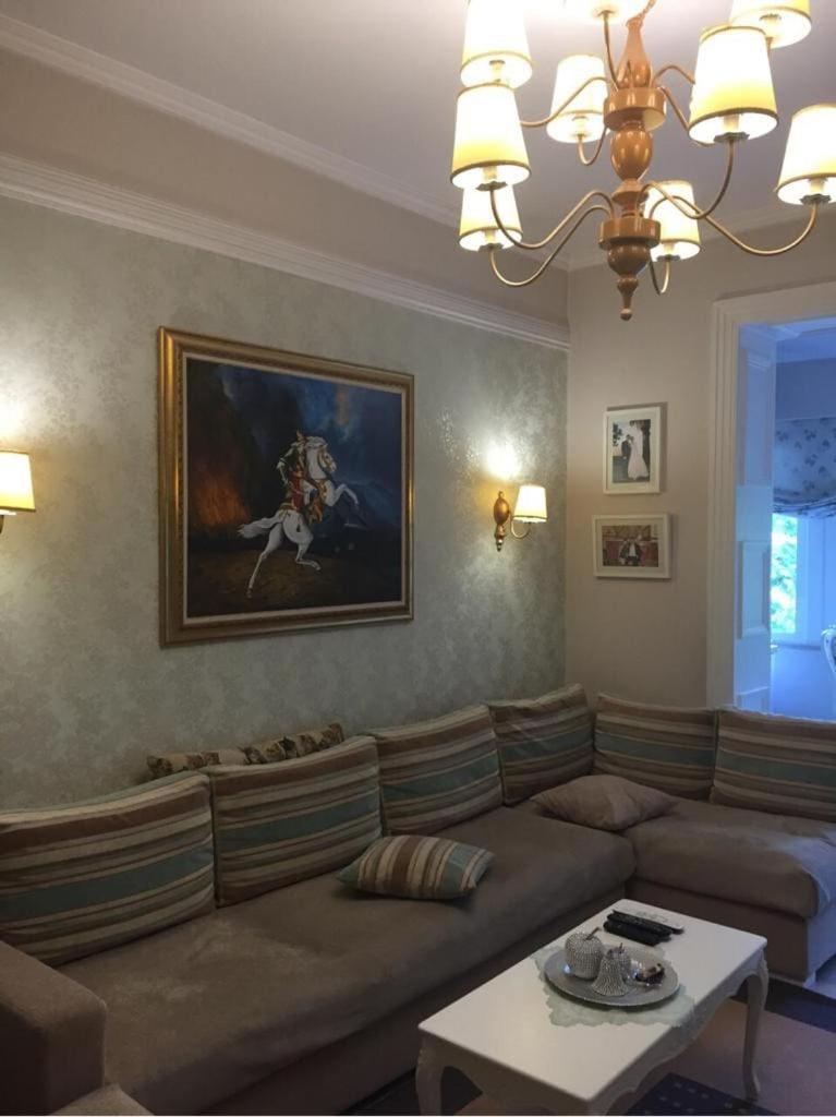 Riverside Elegance In The Heart Of Appartamento